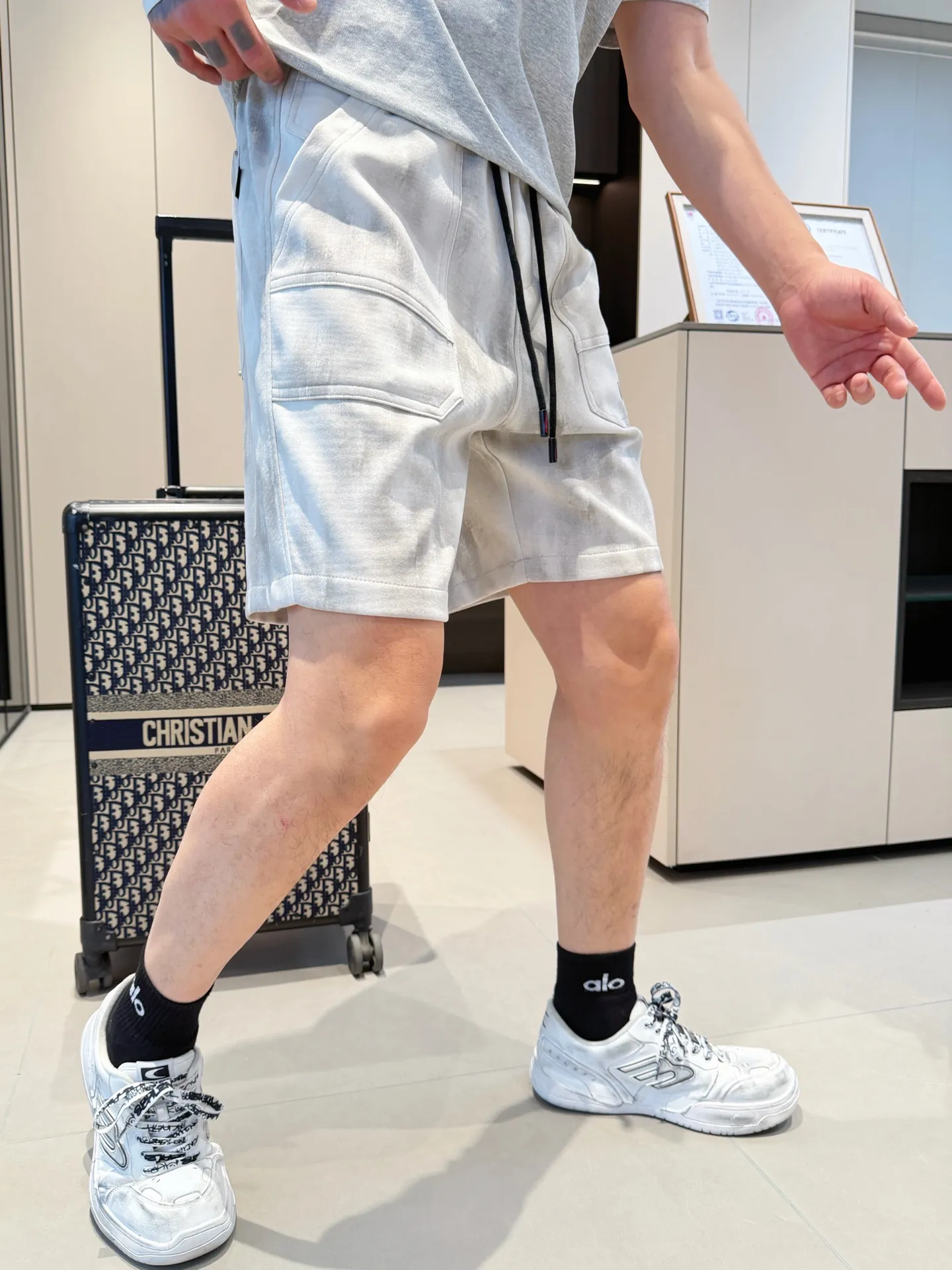 Balenciaga's three-standard complete 2026 summer New Arrival men's casual shorts, advanced custom-made Breathable fabric, Breathable fabric, extremely stretchy and comfortable, impeccable details, top-grade accessories, original logo design concept, delicate and soft feel! The upper body fit is awesome! Size: M-XXXL Please state your height and weight when ordering